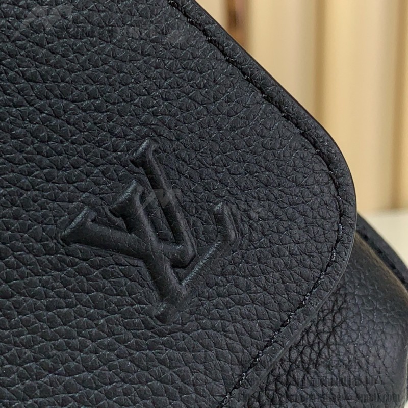 Louis Vuitton Boarding Messenger Bag M15265 in Black – Business