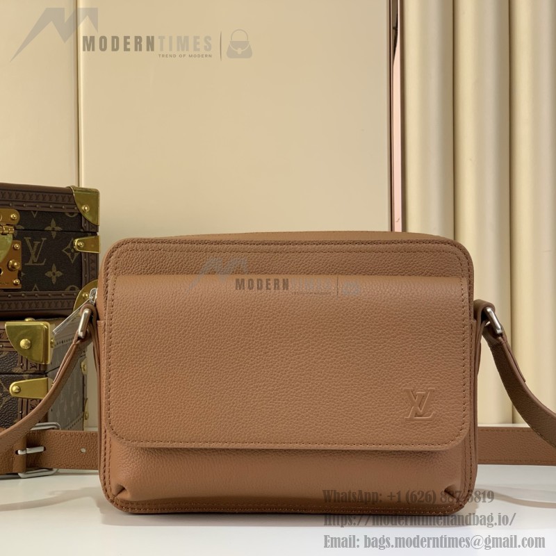 Louis Vuitton Boarding Messenger Bag M25981 in waxed cowhide leather with adjustable leather shoulder strap