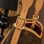 Louis Vuitton M46203 Handbag with Diamond Quilted Design and Dynamic Electronic Chip
