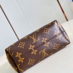 Louis Vuitton Pochette Hills Monogram canvas handbag M27509